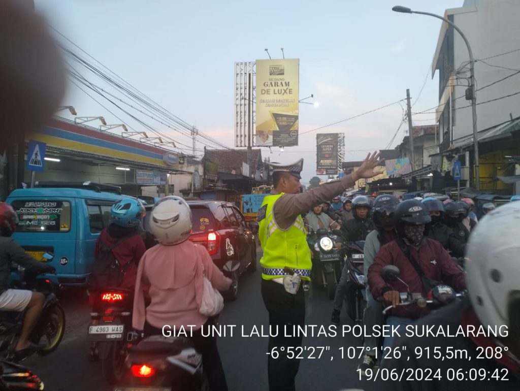 Antisipasi Kemacetan Pagi, Unit Lantas Polsek Sukalarang Laksanakan Gatur Lalin Saat Jam Masuk Karyawan