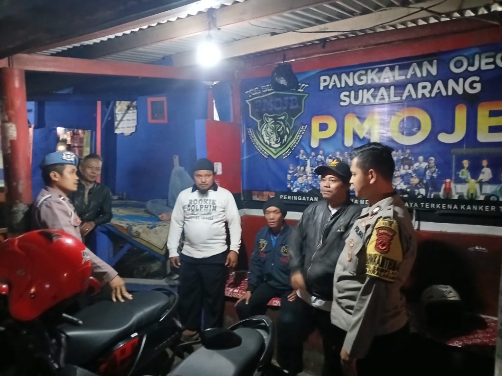 Patroli Dialogis Malam Hari Berikan Imbauan Kamtibmas Kepada Masyarakat Di Wilkum Polsek Sukalarang