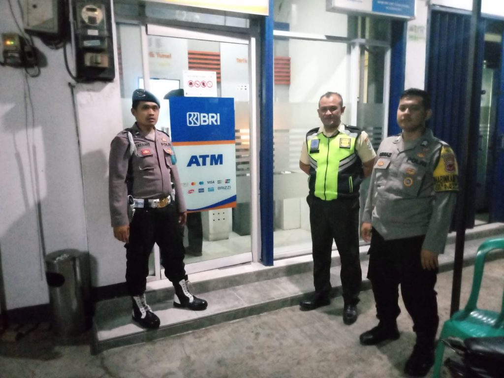 Patroli Malam Hari Personil Polsek Sukalarang Sambangi ATM