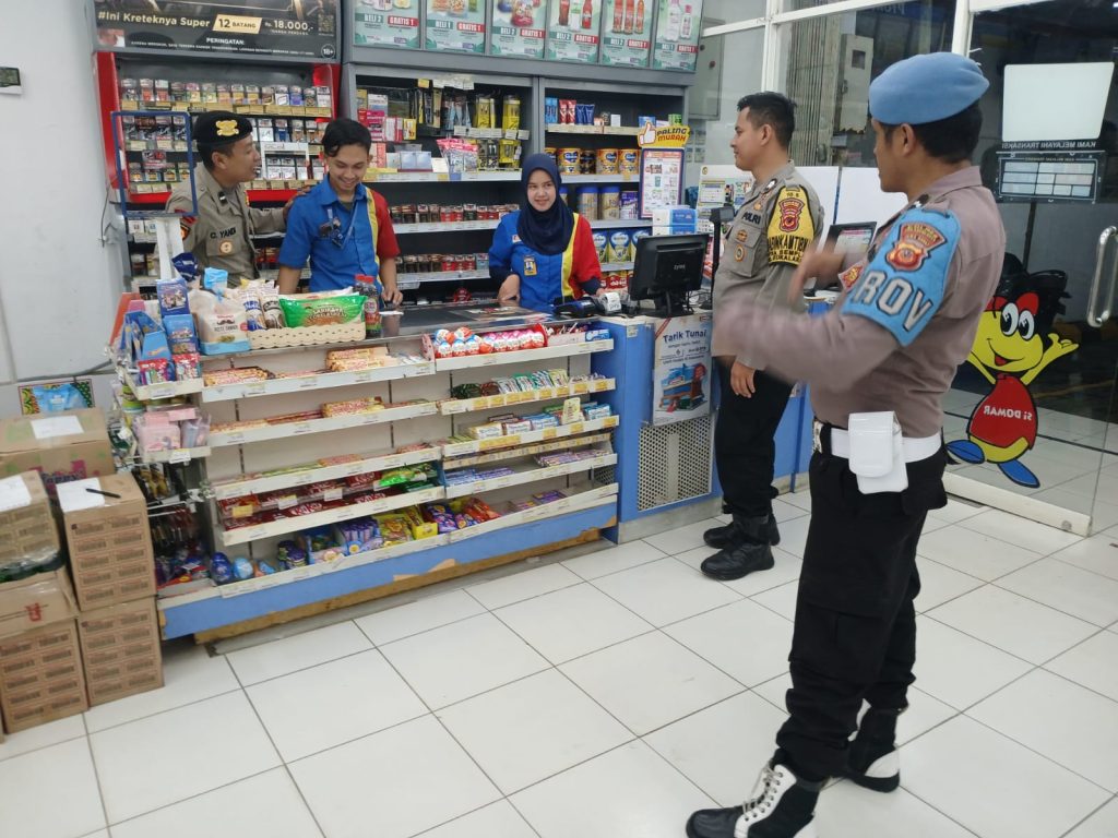 Personil Polsek Sukalarang Patroli Sambangi Toko Minimarket dan Dialogis dengan Karyawan