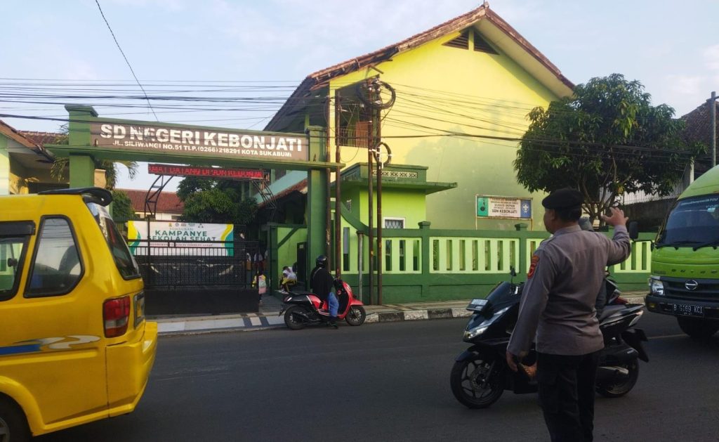 Antisipasi Kemacetan, Polsek Cikole Laksanakan Giat Pengaturan Di Pagi Hari