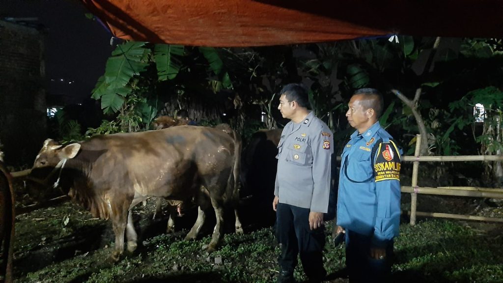 Bhabinkamtibmas Polsek Baleendah Kawal Pembagian BLT DD di Malakasari