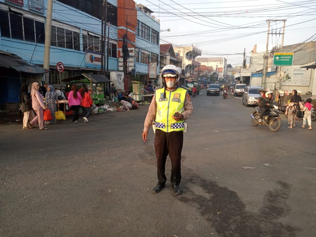 Unit Lantas Polsek Rancaekek pelayanan pagi pengaturan lalulintas serta bantu warga penyebrangan jalan