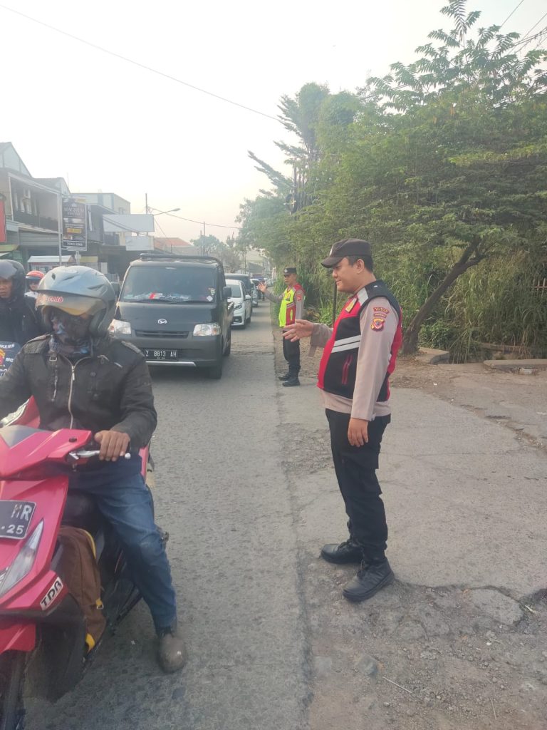 Personil Unit Samapta Polsek Rancaekek pengaturan arus laulintas pastikan kelancaran para pengguna jalan