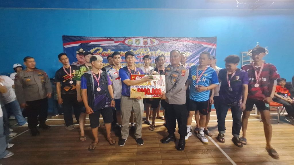 Tim Desa Cangkuang Kulon Juarai Turnamen Bulu Tangkis Kapolsek Dayeuhkolot Cup 2024