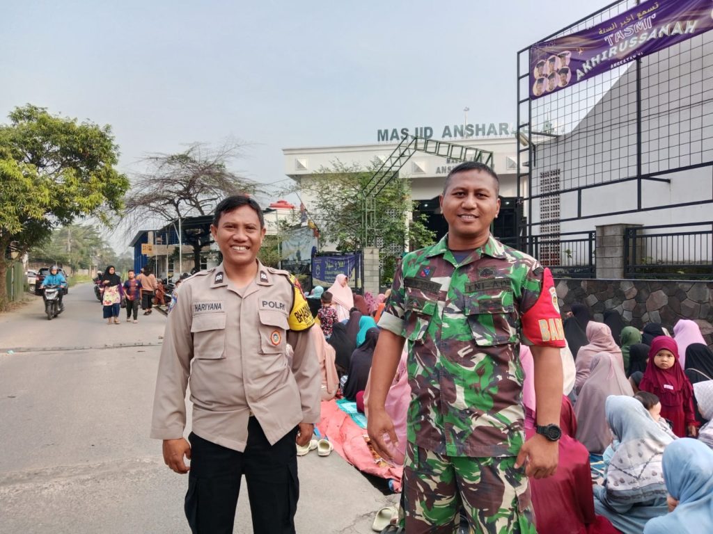 Personel Polsek Dayeuhkolot Polresta Bandung Laksanakan Pengamanan Pelaksanaan Shalat Idul Adha 1445 H