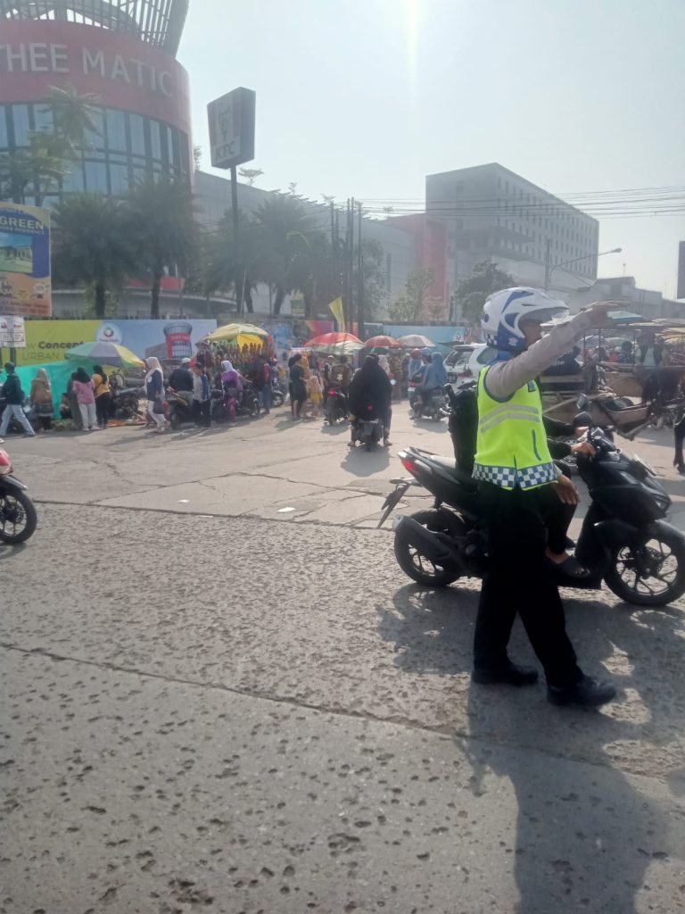 Berikan Kenyamanan Saat Berkendara Personil Polsek Majalaya Lakukan Pelayanan yang Humanis.