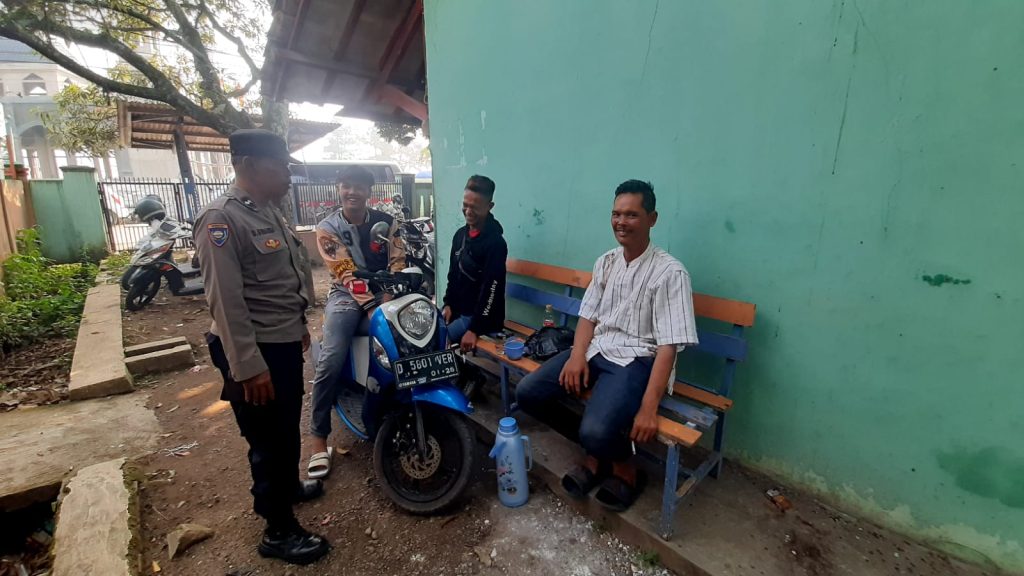 ,,Bhabinkamtibmas Desa Langensari Polsek Solokanjeruk silaturahim dengan warga DESA LANGENSARI menyampaikankn Himbauan Kamtibmas.Dalam rangka menjaga situasi kamtibmas yang kondusif , Bhabinkamtibmas sebagai pengemban fungsi pembinaan keamanan dan ketertiban masyarakat terus meningkatkan giat sambang dan silatrahim menyampaikan pesan dan Himbauan Kamtibmas untuk warga Desa Langensari ( minggu – 16 – juni – 2024 ).