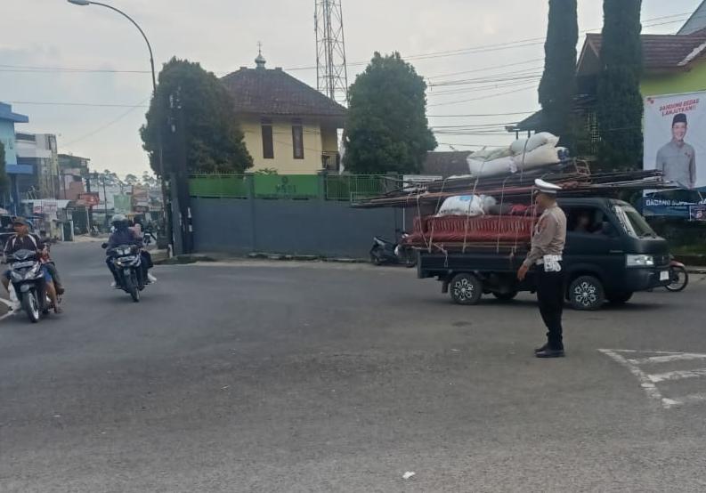 Unit Lantas Polsek Pangalengan Laksanakan Gatur Lalu Lintas, Himbau Keselamatan Berkendara