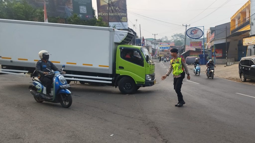 Wujudkan Lalu Lintas tertib dan lancar serta bentuk pelayanan prima, anggota Polsek Cimaung Polresta Bandung Polda Jabar rutin melakukan Pengaturan lalu lintas