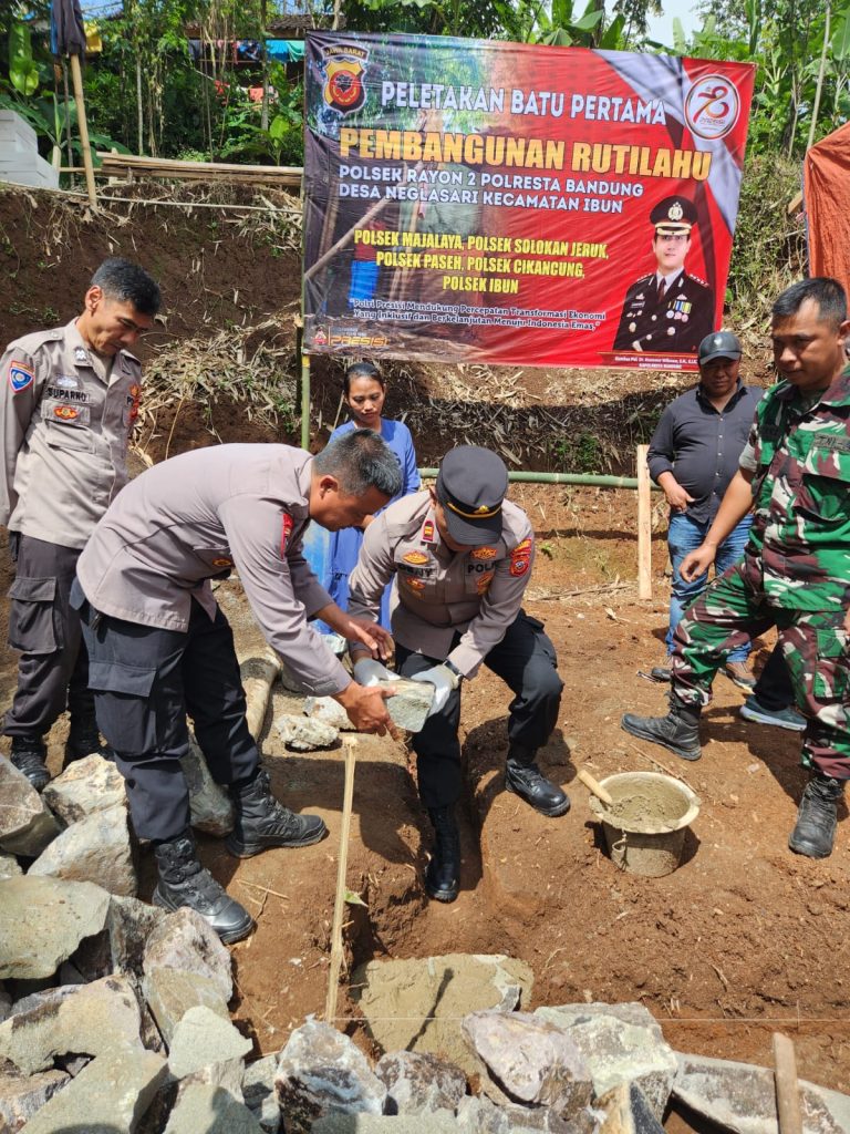 Iptu Deny Fourtjahjanto S.H Pimpin Kegiatan Peletakan Batu Pertama di Desa Neglasari, Kecamatan Ibun