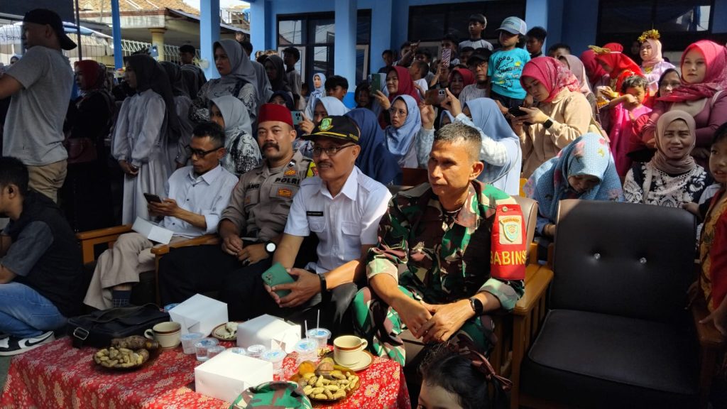 Bhabinkamtibmas Kel Nyomplong Hadiri Acara Perpisahan Kelas VI SDN Nyomplong Kota Sukabumi