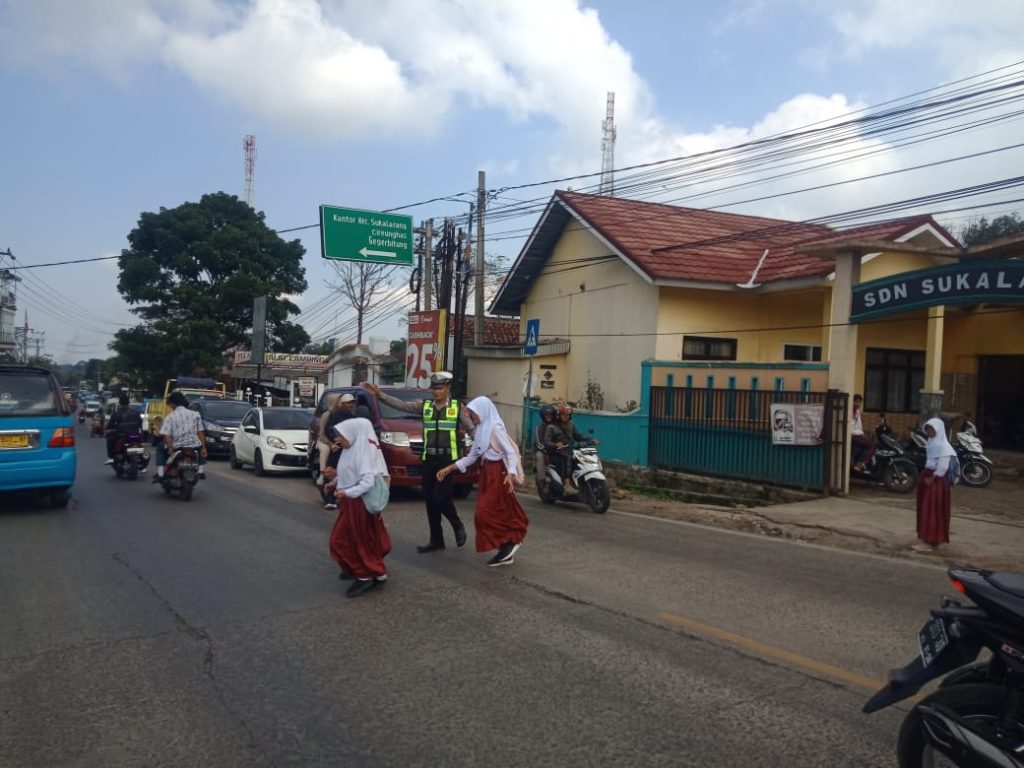 Wujud Kepedulian, Polisi Bantu Anak-Anak Menyeberang Jalan Sepulang Sekolah