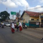 Wujud Kepedulian, Polisi Bantu Anak-Anak Menyeberang Jalan Sepulang Sekolah