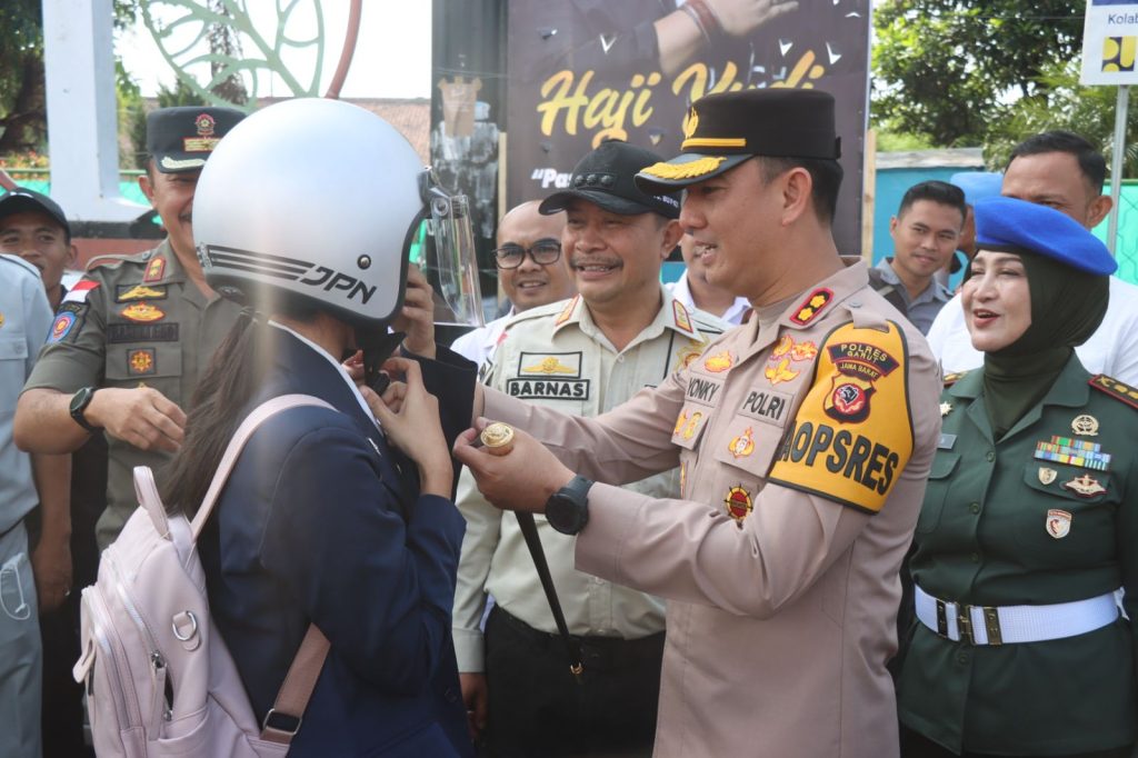 Bersama Unsur Terkait Kapolres Garut Bagi-Bagi Helm Gratis