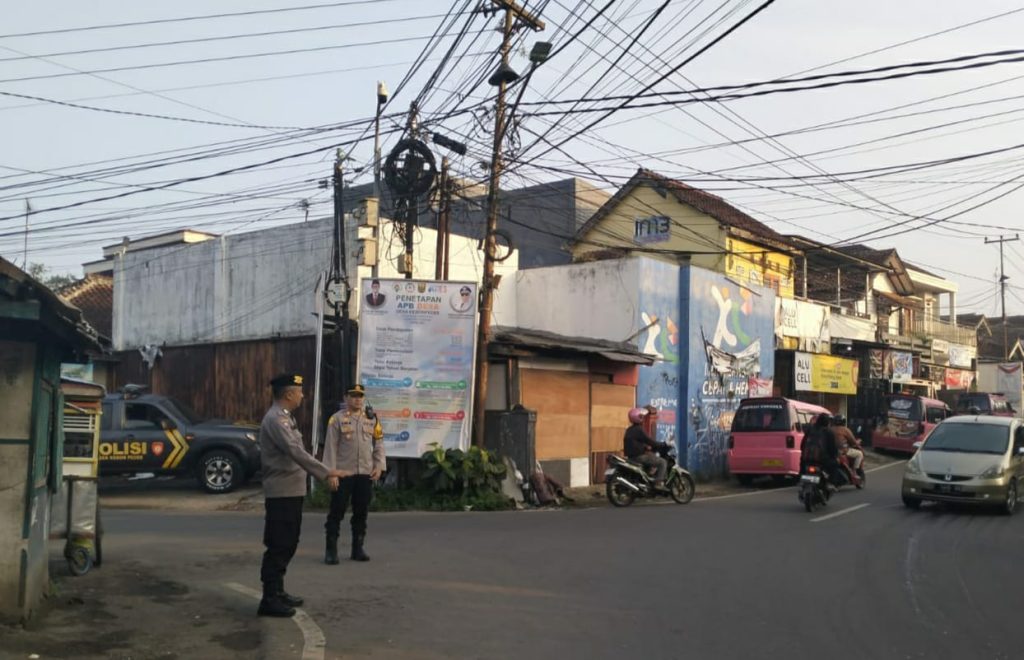 Polsek Kebonpedes Lakukan Pelayanan Masyarakat Pagi Hari Dengan Gatur Lalin Di Pertigaan Cimuncang