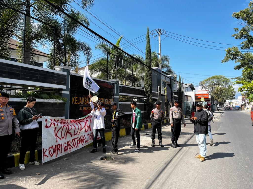 Sat Samapta Polres Garut Kawal Aksi Unjuk Rasa Dari Massa Kammi Di Kantor Kejaksaan Negeri Garut