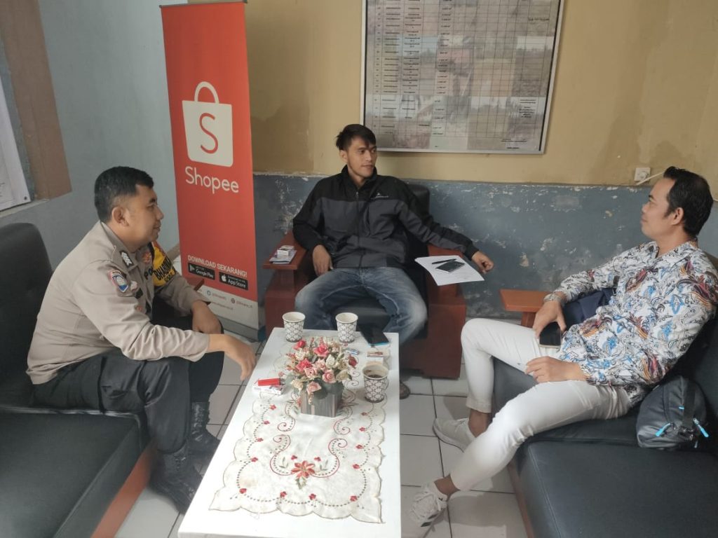 Bhabinkamtibmas Polsek Sukabumi Laksanakan Sambang ke Kantor Desa