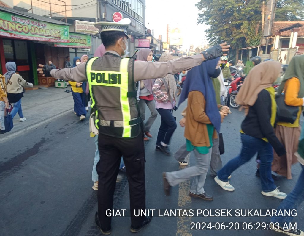 Antisipasi Kemacetan Pagi, Unit Lantas Polsek Sukalarang Laksanakan Gatur Lalin Saat Jam Masuk Karyawan