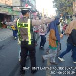 Antisipasi Kemacetan Pagi, Unit Lantas Polsek Sukalarang Laksanakan Gatur Lalin Saat Jam Masuk Karyawan