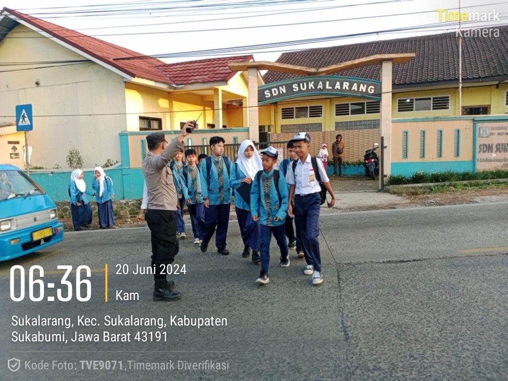 Wujud Kepedulian, Polisi Bantu Anak-Anak Sekolah Menyeberang Jalan