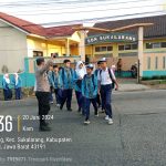 Wujud Kepedulian, Polisi Bantu Anak-Anak Sekolah Menyeberang Jalan