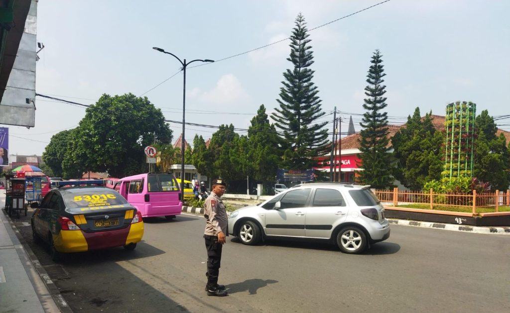 Unit Samapta Polsek Cikole Laksanakan Pengaturan Pada Siang Hari