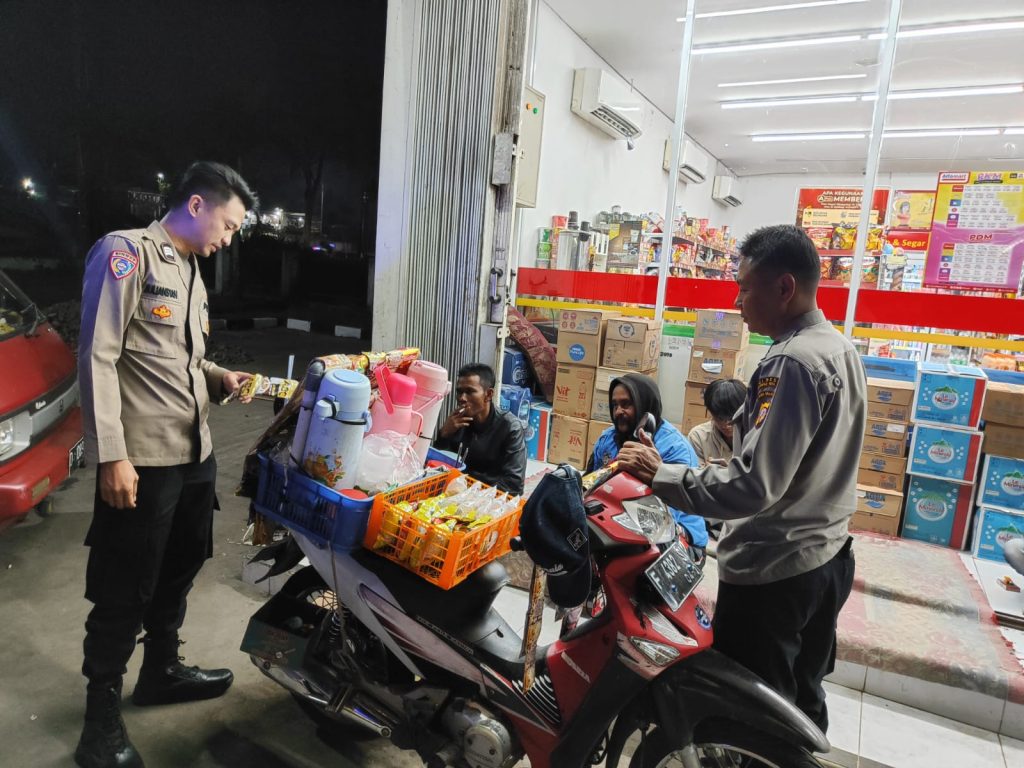 Polsek Sukalarang Patroli Toko Minimarket dan Dialogis dengan Masyarakat