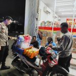 Polsek Sukalarang Patroli Toko Minimarket dan Dialogis dengan Masyarakat