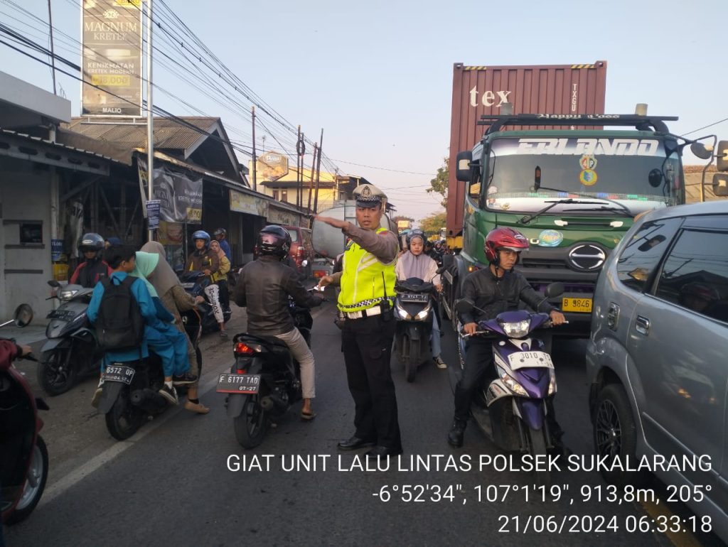 Antisipasi Kemacetan Pagi, Unit Lantas Polsek Sukalarang Laksanakan Gatur Lalin Saat Jam Masuk Karyawan