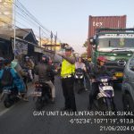 Antisipasi Kemacetan Pagi, Unit Lantas Polsek Sukalarang Laksanakan Gatur Lalin Saat Jam Masuk Karyawan