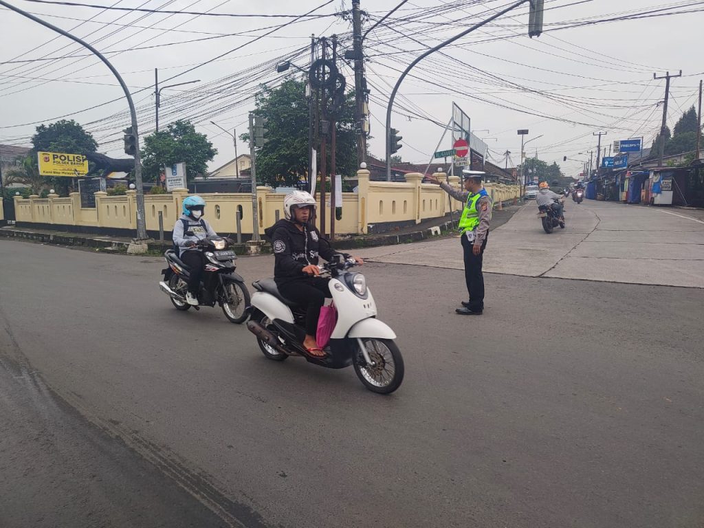 Wujudkan Tertib Berlalulintas, Polsek Baros Giatkan Pelayanan Pagi