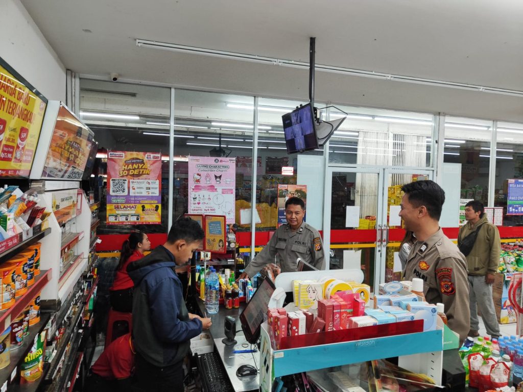 Personil Polsek Sukalarang Patroli Malam Sambangi Toko Minimarket dan Dialogis dengan Karyawan