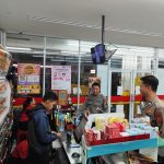 Personil Polsek Sukalarang Patroli Malam Sambangi Toko Minimarket dan Dialogis dengan Karyawan