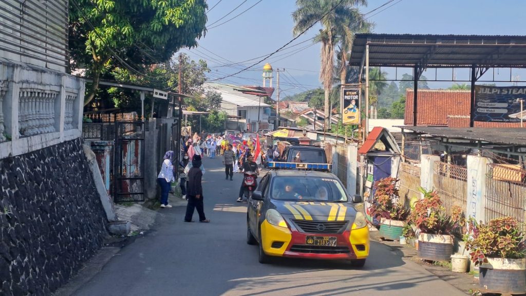 Polsek Citamiang Lakukan Pengamanan Pawai Kenaikan Kelas MI HIDAYATUL ATHFAL dan MDTA Darussalam Nanggeleng Kota Sukabumi