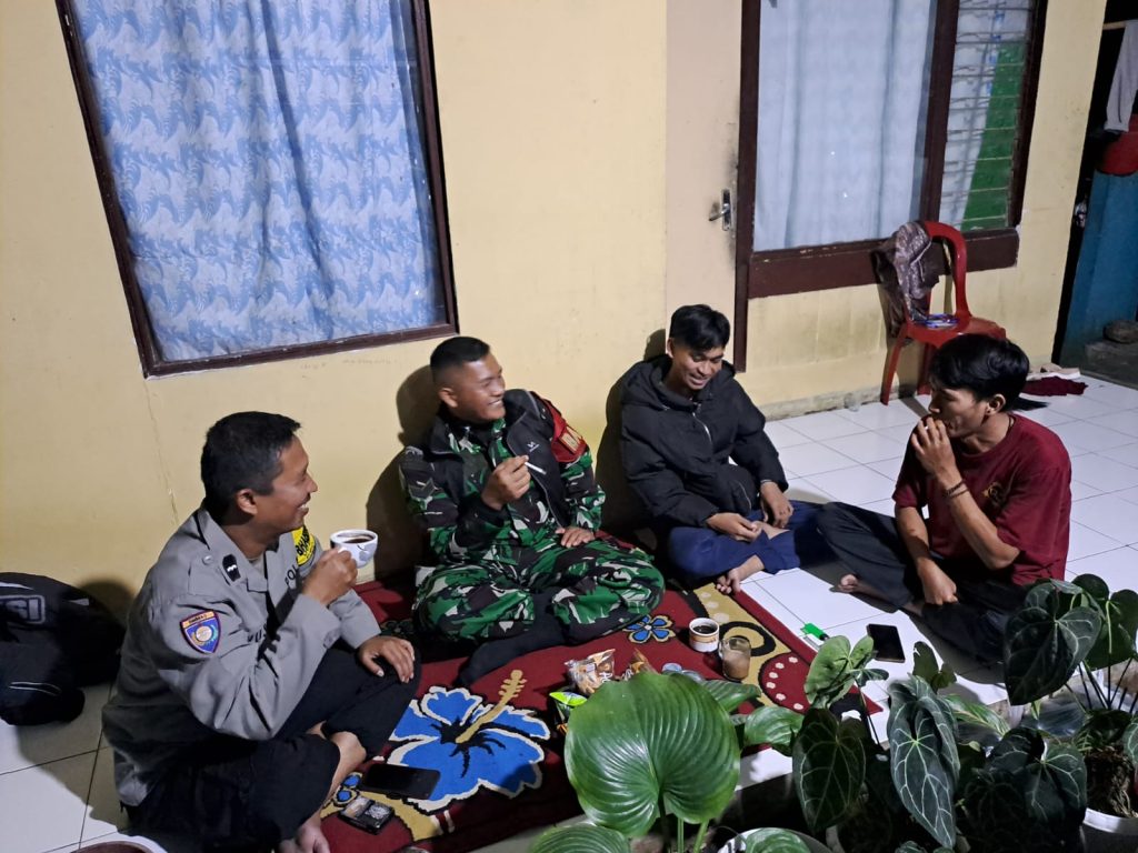 Sinergitas TNI -Polri, Bhabinkamtibmas Polsek Sukaraja Laksanakan Patroli Malam Bareng Babinsa