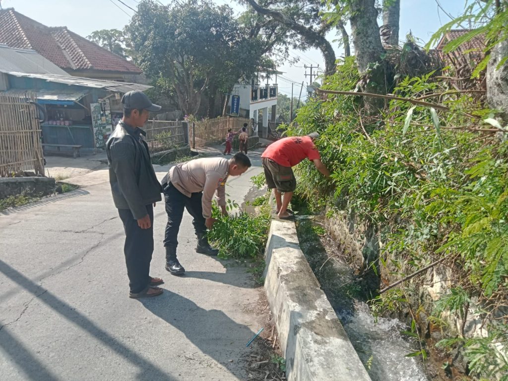 Peduli Lingkungan Polsek Leles Ajak Warga Bersihkan Sampah