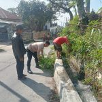 Peduli Lingkungan Polsek Leles Ajak Warga Bersihkan Sampah