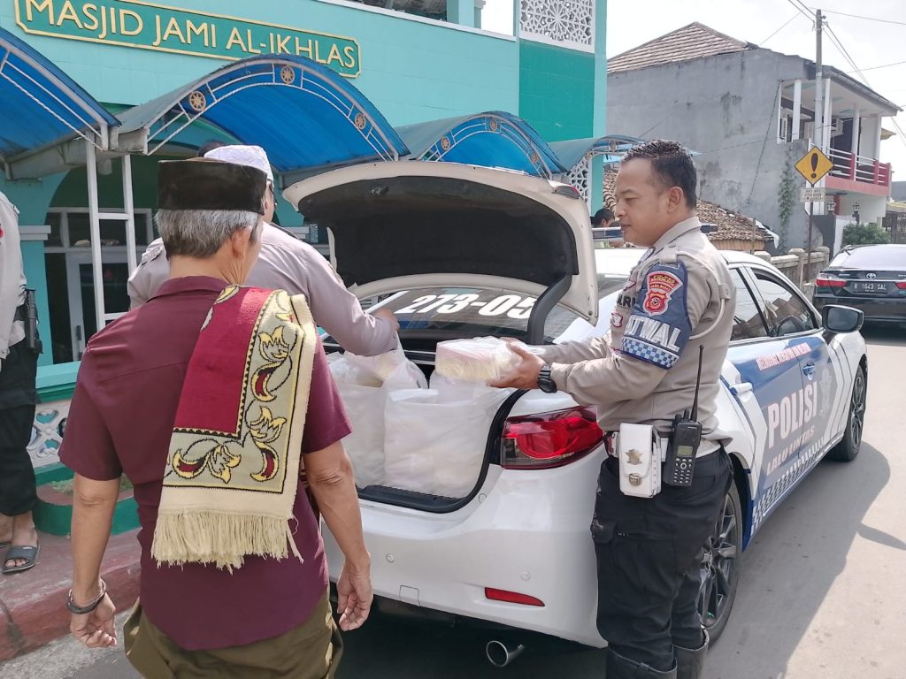 Lakukan Jum’at Berbagi, Polantas di Sukabumi Bagi-bagi Nasi Kotak