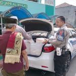 Lakukan Jum’at Berbagi, Polantas di Sukabumi Bagi-bagi Nasi Kotak