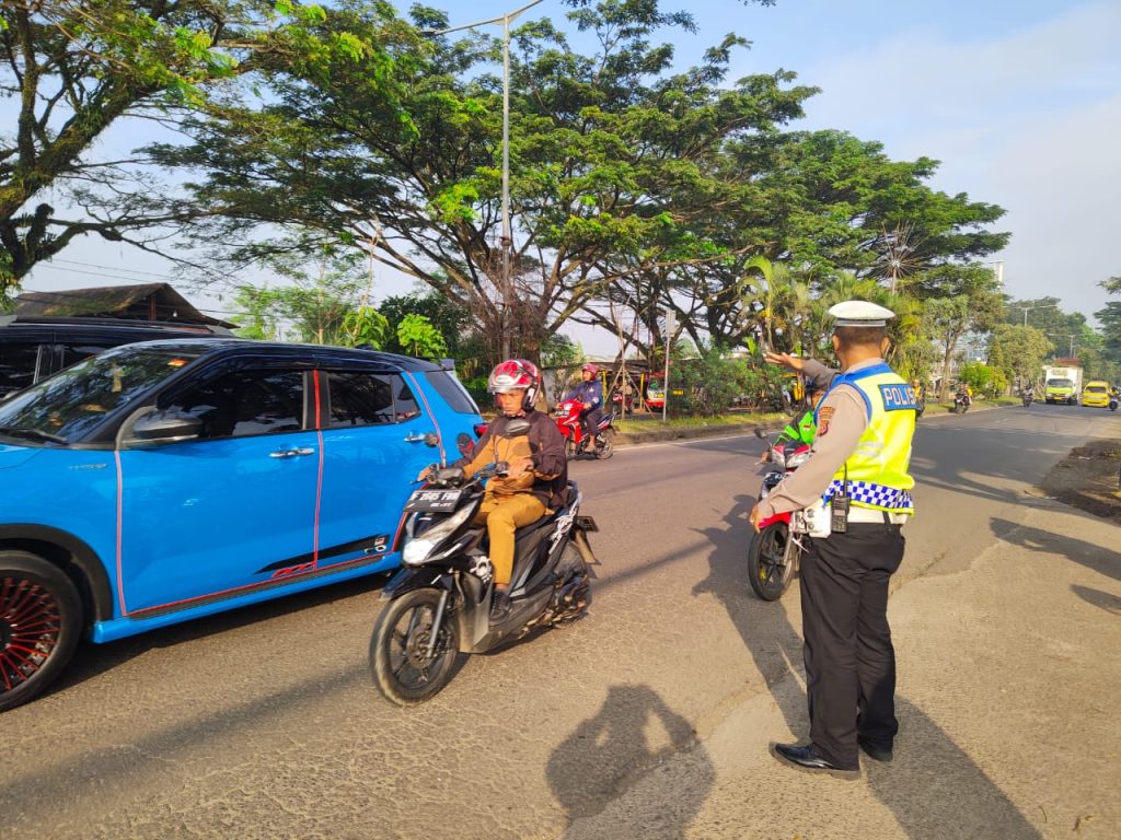 Gatur pagi, bentuk pelayanan personil polsek baros kepada masyarakat.