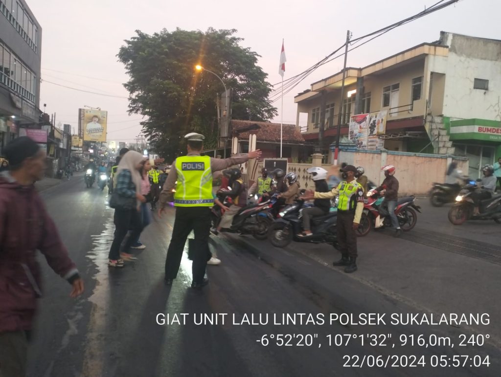 Antisipasi Kemacetan Pagi, Unit Lantas Polsek Sukalarang Melaksanakan Gatur Lalin Saat Jam Masuk Karyawan