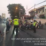 Antisipasi Kemacetan Pagi, Unit Lantas Polsek Sukalarang Melaksanakan Gatur Lalin Saat Jam Masuk Karyawan