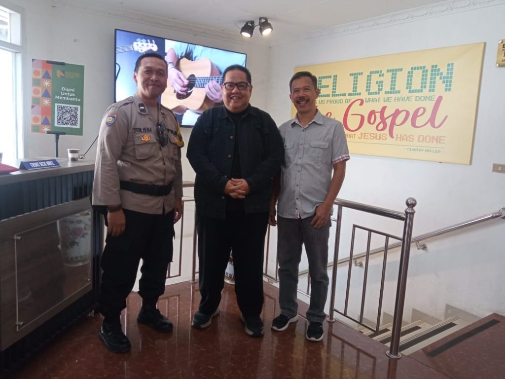 Minggu Kasih, Polsek Cisaat Berikan Pengamanan Ibadah Kebaktian Minggu Gereja GBI MNCC Sukabui