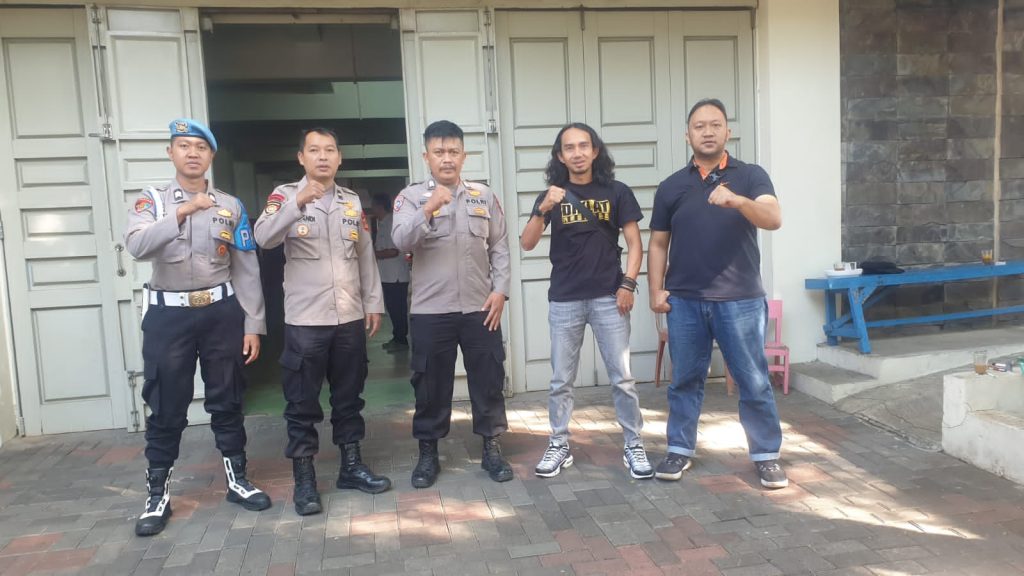 Personil Polsek Sukalarang Melaksanakan Giat PAM Pengamanan Ibadah Kebaktian di Gereja, (GKI) Penginjil Kota Sukabumi