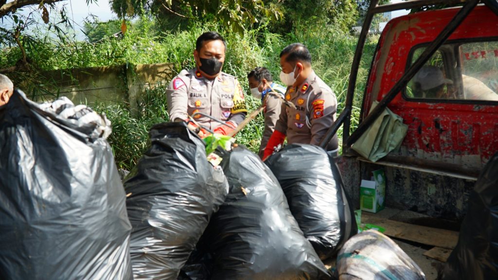 Bakti Peduli Kebersihan, Polresta Bandung Bersihkan Tumpukan Sampah