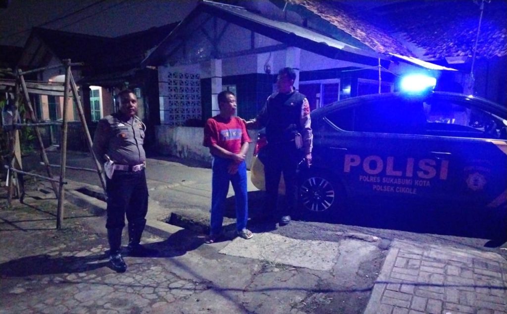 Pantau Situasi Wilayah, Polsek Cikole Laksanakan Giat Patroli Dialogis Dimalam Hari