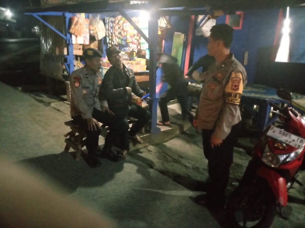 Patroli Dialogis Malam Hari Berikan Imbauan Kamtibmas Kepada Masyarakat Di Wilkum Polsek Sukalarang