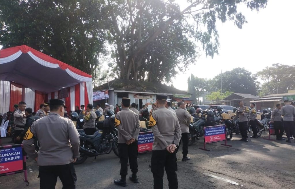 Menyambut HUT Bhayangkara Ke-78, Bhabinkamtibmas Dampingi Warganya Hadiri Bakti Sosial HUT Bhayangkara