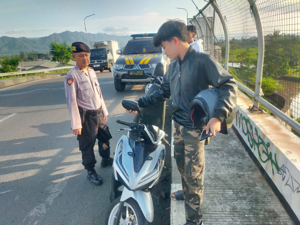 Giat Preventif, Unit Patroli Samapta Polsek Cibeureum Berpatroli dan Sambangi Warga